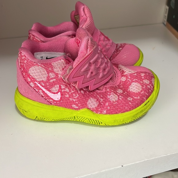 SpongeBob SquarePants x Kyrie 5 TD 'Patrick - Picture 2 of 4